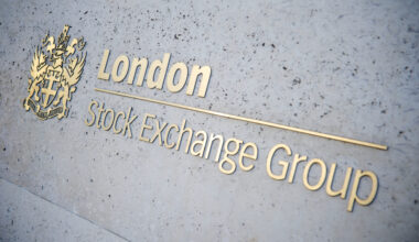 FTSE 100 slips on trade deadline tensions