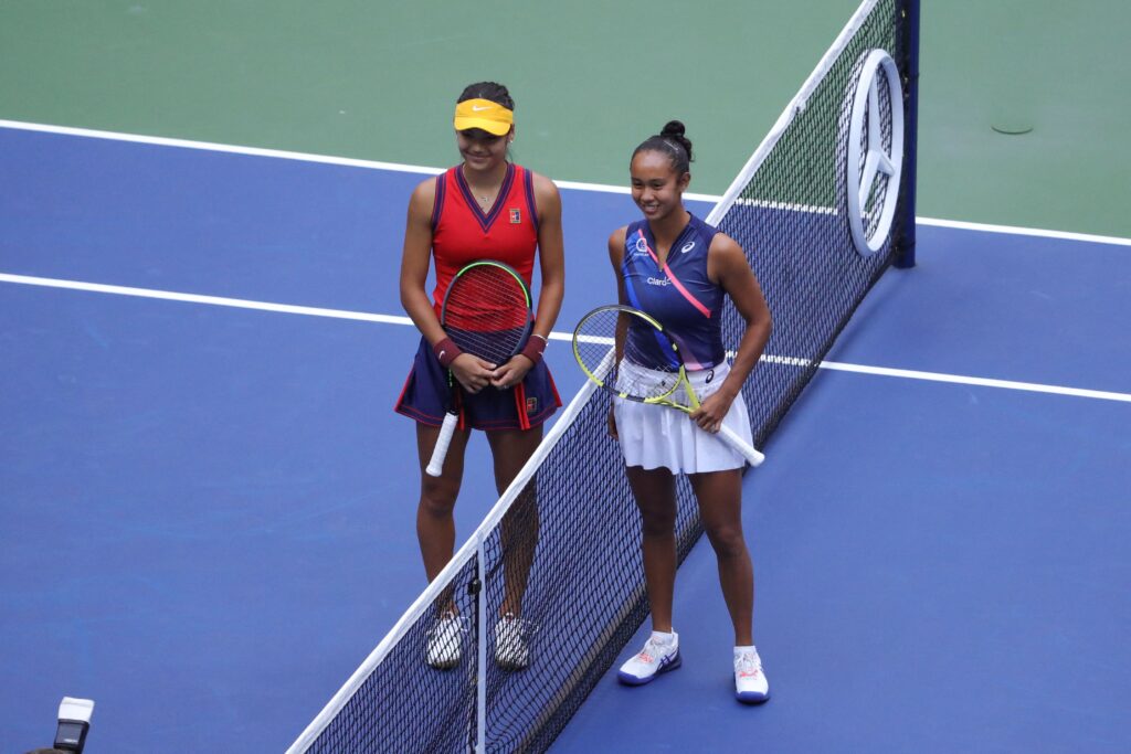 Britain's Emma Raducanu (L) and Canada's Leylah Fernandez pose at the net