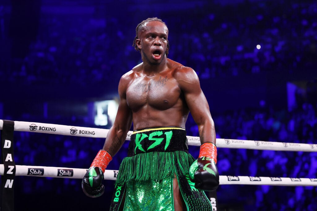 KSI stares down his opponent Tommy Fury in between rounds of their boxing match