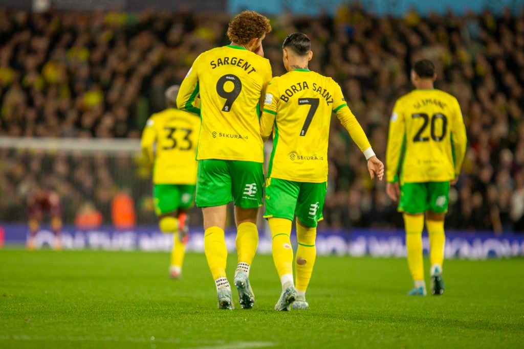 Josh Sargent speaks to Borja Sainz during Norwich City vs Leeds United