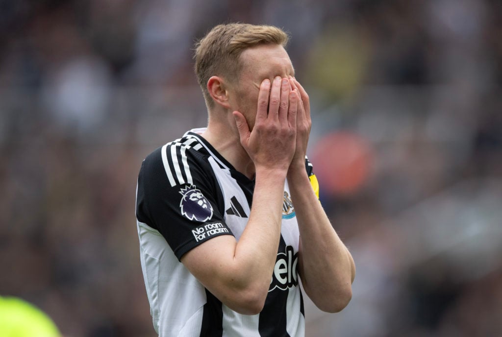 Sean Longstaff of Newcastle United holds his head in his hands during the Premier League match between Newcastle United FC and Manchester City FC at St James' Park on September 28, 2024
