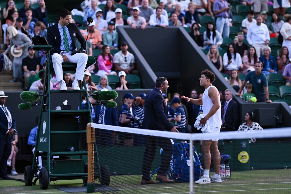LONDON, ENGLAND - JULY 03: Ben Shelton of United States speaks with officials after play was suspended due to darkness against Rinky Hijikata of Australia during the Gentlemen's Singles second round match on day four of The Championships Wimbledon 2025 at All England Lawn Tennis and Croquet Club on July 03, 2025 in London, England. (Photo by Mike Hewitt/Getty Images)