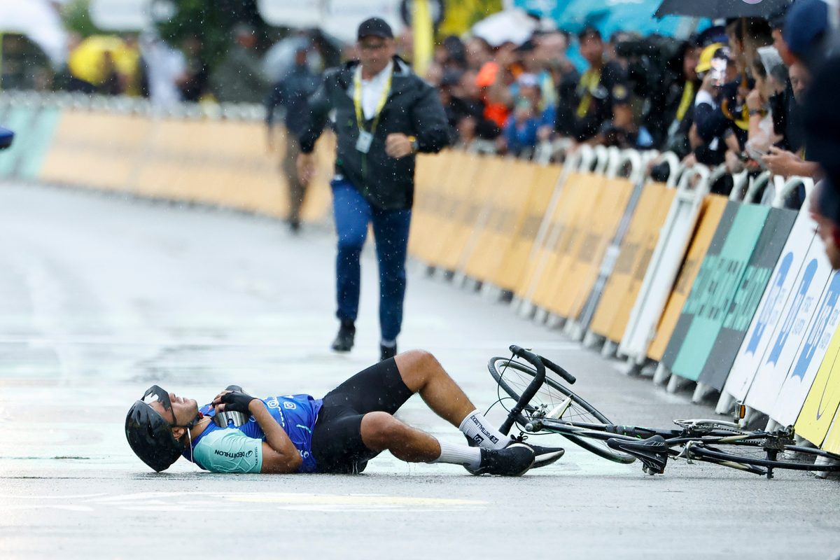 Video shows moment intruder was tackled by police at Tour de France