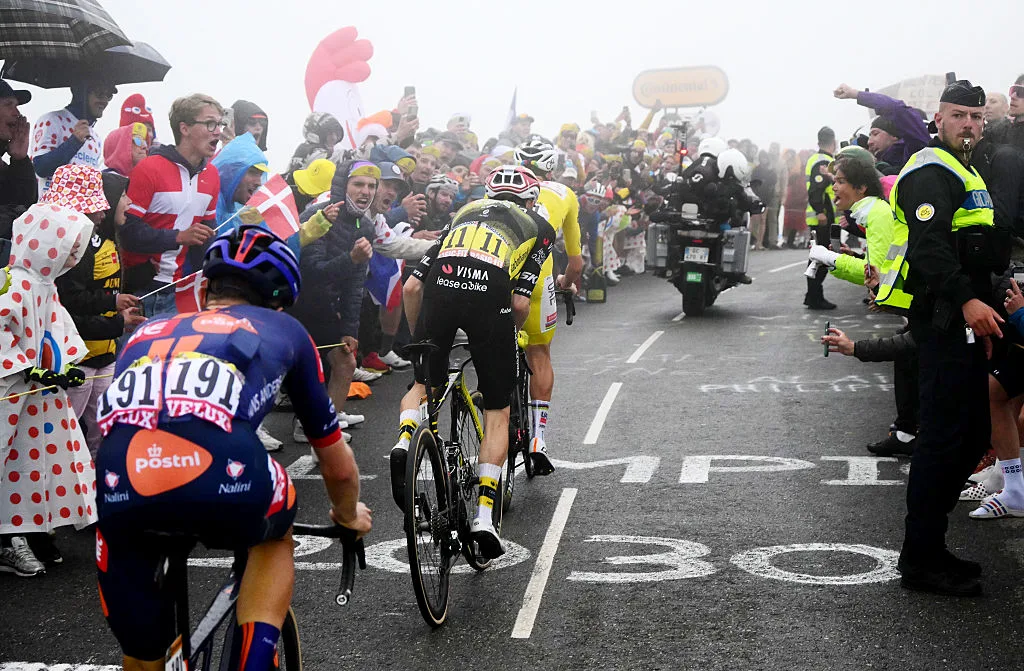COURCHEVEL - COL DE LA LOZE, FRANCE - JULY 24: (L-R) Oscar Onley of Great Britain and Team Picnic PostNL, Jonas Vingegaard of Denmark and Team Visma | Lease a Bike and Tadej Pogacar of Slovenia and UAE Team Emirates - XRG - Yellow Leader Jersey compete compete climbing the Col de la Loze while fans cheer during the 112th Tour de France 2025, Stage 18 a 171.5km stage from Vif to Courchevel - Col de la Loze 2298m / #UCIWT / on July 24, 2025 in Courchevel - Col de la Loze, France. (Photo by Bernard Papon - Pool/Getty Images)