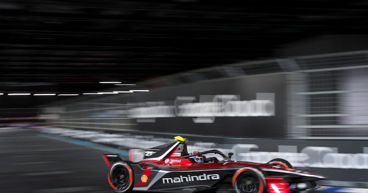Nyck de Vries tops timesheets ahead of London qualifying