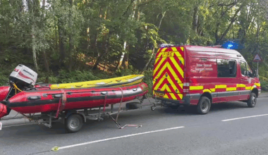 Major incident as police and fire crews swarm area near Glasgow river