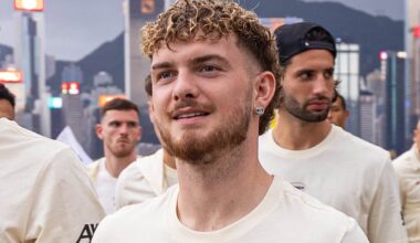 HONG KONG - Monday, July 21, 2025: Liverpool's Harvey Elliott during a team walk along the Avenue of Stars after the squad arrived at the Rosewood Hotel in Hong Kong ahead of the Hong Kong Football Festival 2025 pre-season tournament. (Photo by David Rawcliffe/Propaganda)