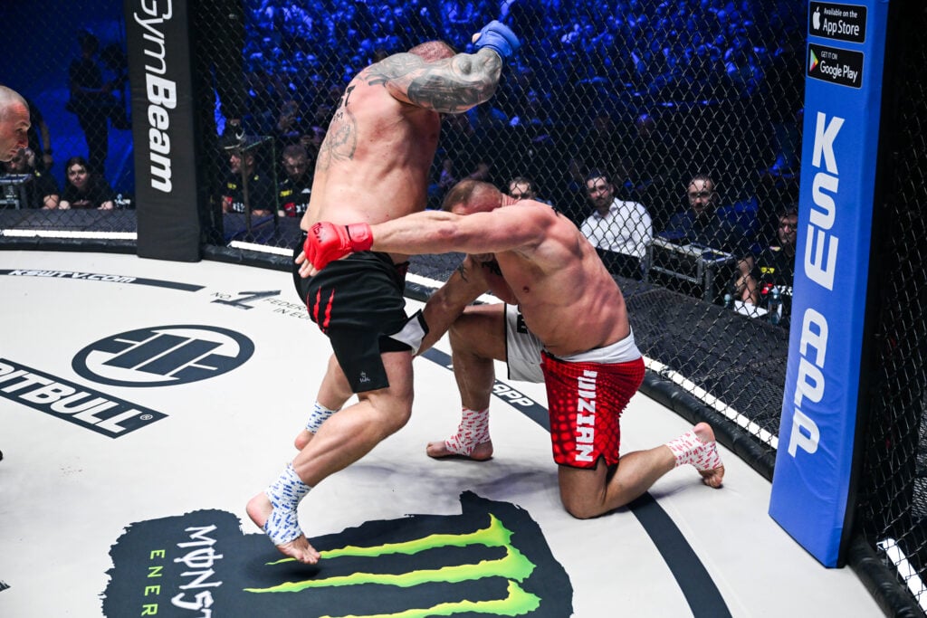 Image of Eddie Hall punching Mariusz Pudzianowski at KSW 105