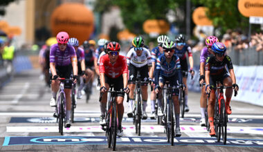 A group finishes stage 3 after a crash with 2.5km to go