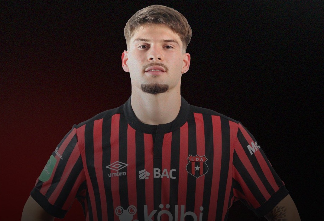 Elian Quesada-Thorn after signing for Alajuelense (Photo via Alajuelense on Twitter)