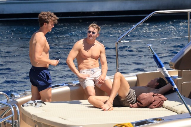BGUK_3284148 - *EXCLUSIVE* Mykonos, GREECE *WEB MUST CALL FOR PRICING* Swedish striker Viktor Gyokeres is soaking up the sun in style during his summer getaway to Mykonos, Greece despite being at the center of a heated transfer saga. The Sporting CP forward was spotted looking relaxed and holiday-ready as he was chartered from the beach to a sleek private yacht, joined by a small group of friends. The group appeared to be in high spirits ??? a well-earned break for one of Europe???s most talked about forwards amid transfer interest from Premier League giants like Arsenal and Manchester United. As the transfer window progresses, all eyes will be on Gyokeres' next move, with his impressive goal-scoring record making him one of Europe's most sought-after forwards. Pictured: Viktor Gyokeres BACKGRID UK 26 JUNE 2025 BYLINE MUST READ: ThePhotOne / BACKGRID UK: +44 208 344 2007 / uksales@backgrid.com USA: +1 310 798 9111 / usasales@backgrid.com *Pictures Containing Children Please Pixelate Face Prior To Publication*