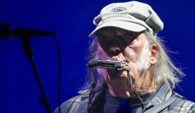 Glastonbury headliner ‘used cheat sheet on stage to remember his own lyrics'