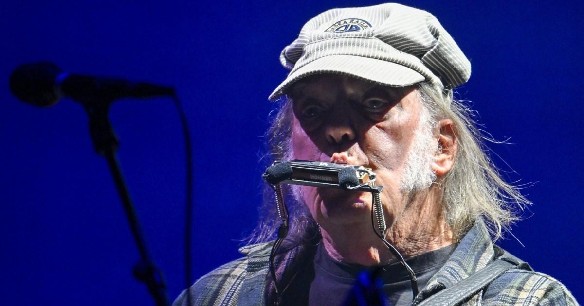 Glastonbury headliner ‘used cheat sheet on stage to remember his own lyrics'