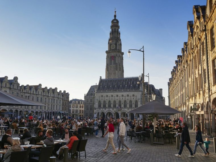Arras, (Pas-de-Calais,62). La Place des Heros avec le beffroi et les terrasses bond??es. Arras France Image via sarahbolamcommunications@gmail.com