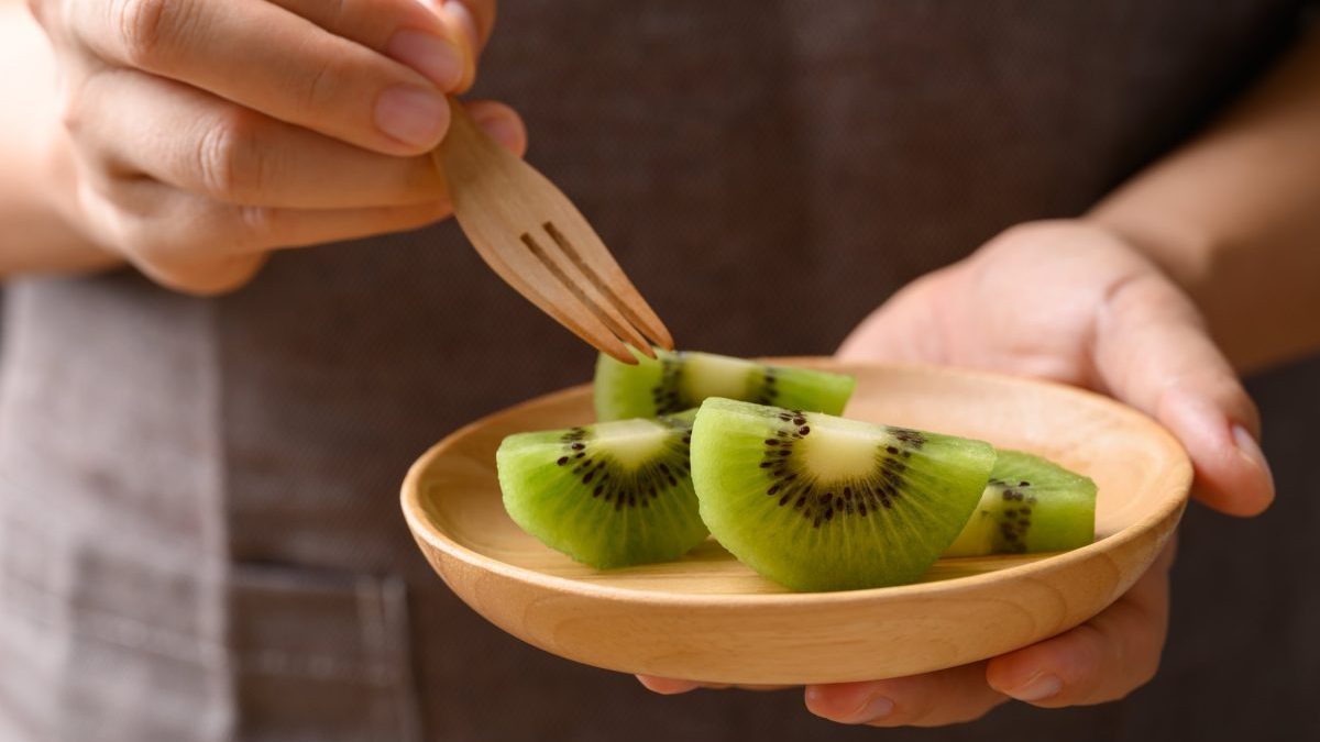 Five reasons to eat kiwifruit every day (including the peel)