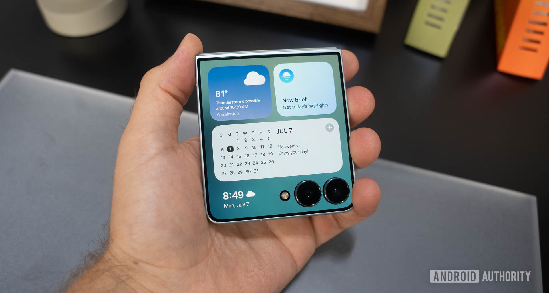 Samsung Galaxy Z Flip 7 widgets on cover display