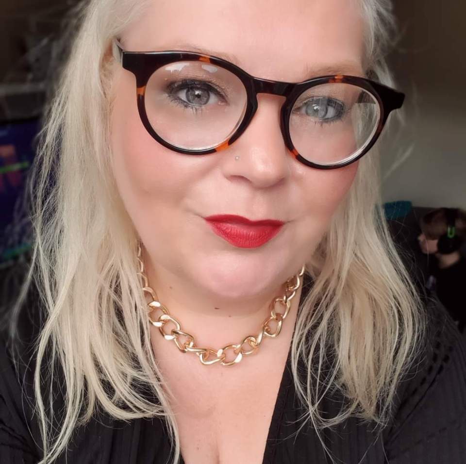 Headshot of Sarah-Jane Outten, shopping expert.