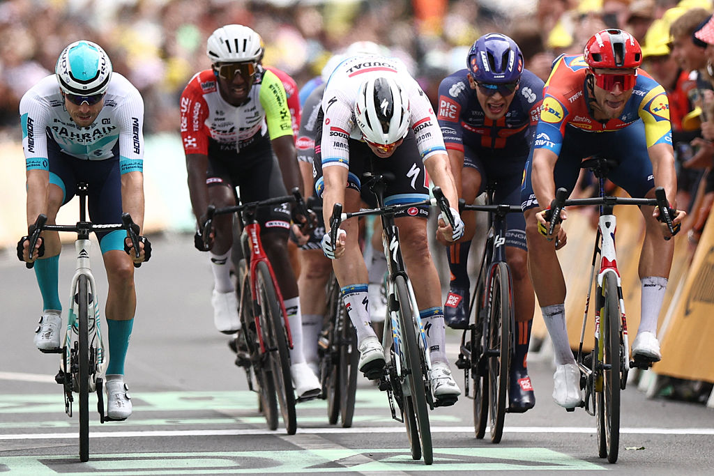 As it happened: Sprinters battle in Tour de France stage 3 photo finish after top favourite crashes out
