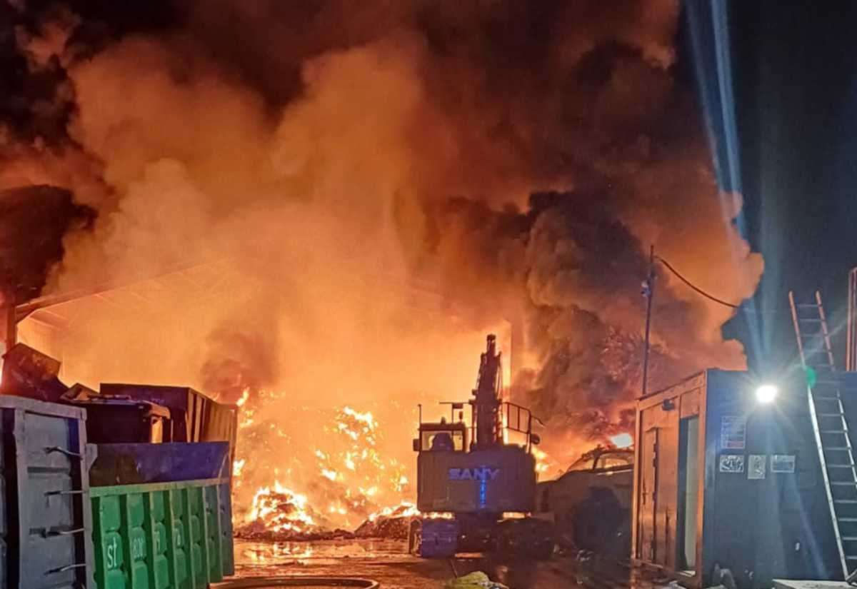 25 fire engines and 150 firefighters called to huge blaze on Erith industrial estate