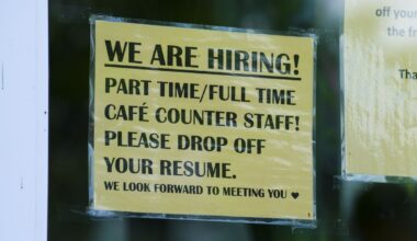 Government extends temporary trade war relief measures for employment insurance