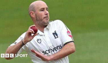 Chris Rushworth ready to release the ball in his bowling action for Warwickshire