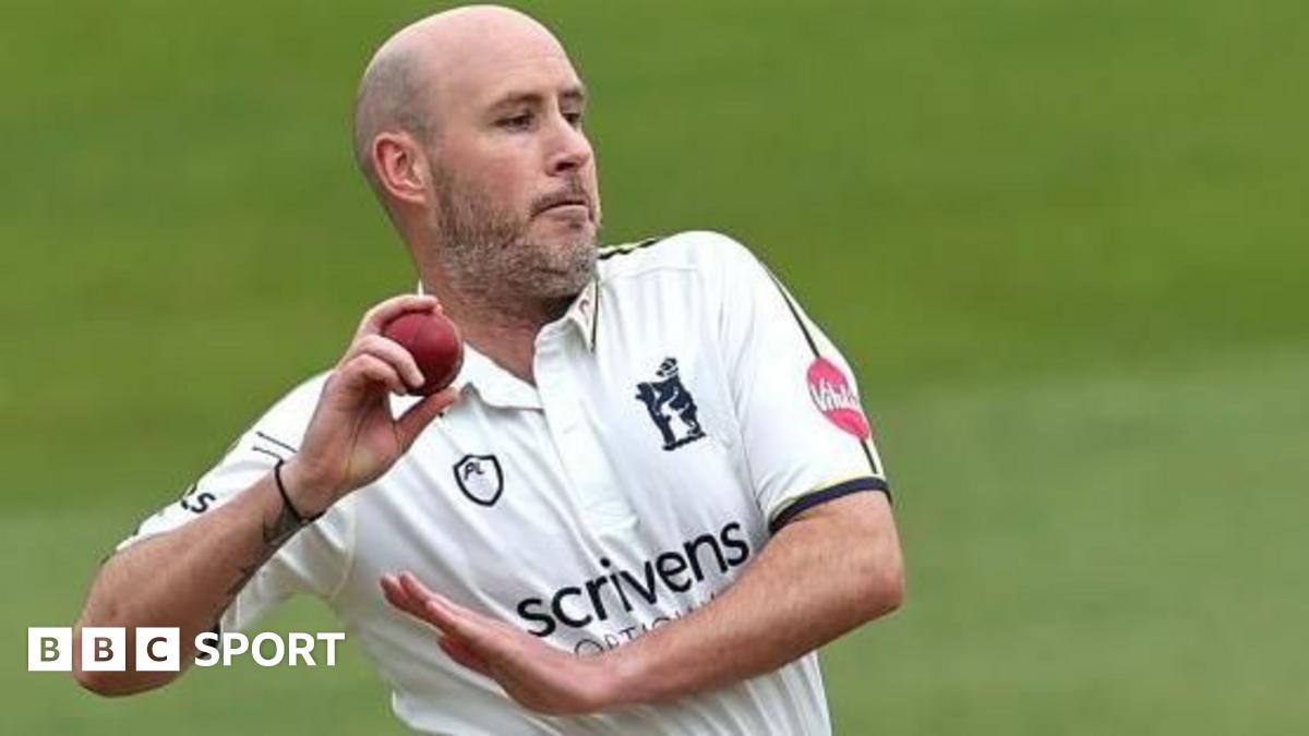 Chris Rushworth ready to release the ball in his bowling action for Warwickshire
