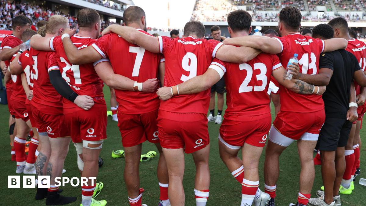 Wales player huddle