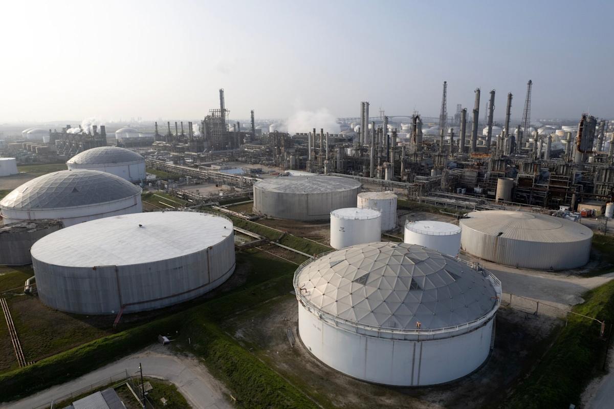 Oil Swings as Traders Weigh Bearish US Data Against Sanctions