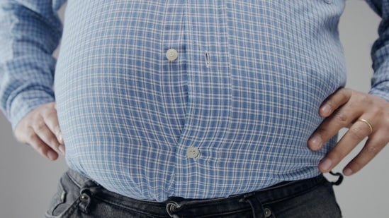 Belly fat can be reduced by following a disciplined routine.(Freepik)
