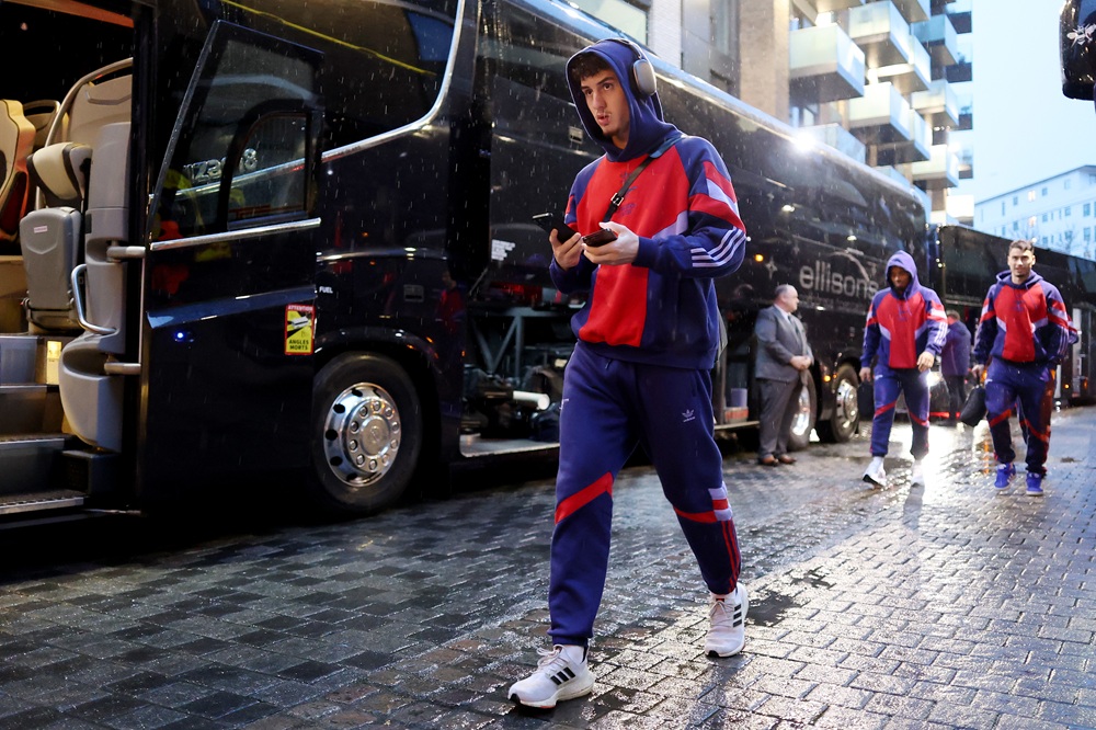 BRENTFORD, ENGLAND: Tommy Setford of Arsenal arrives at the stadium prior to the Premier League match between Brentford FC and Arsenal FC at the Brentford Community Stadium on January 01, 2025. (Photo by Richard Heathcote/Getty Images)