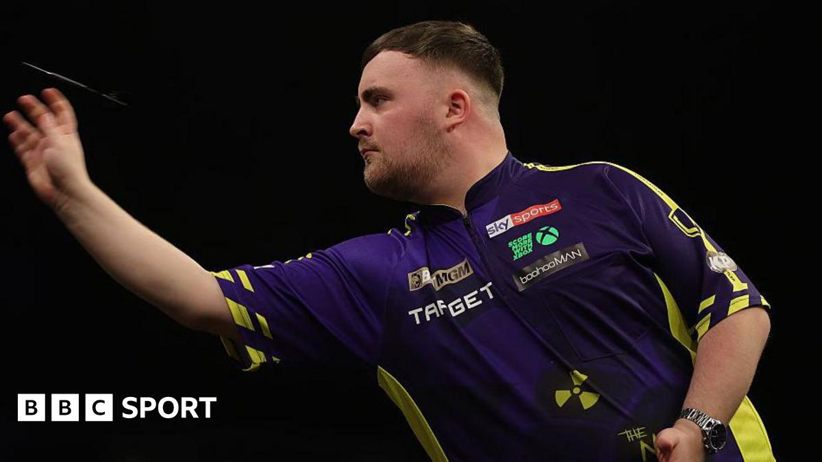Luke Littler throws a dart