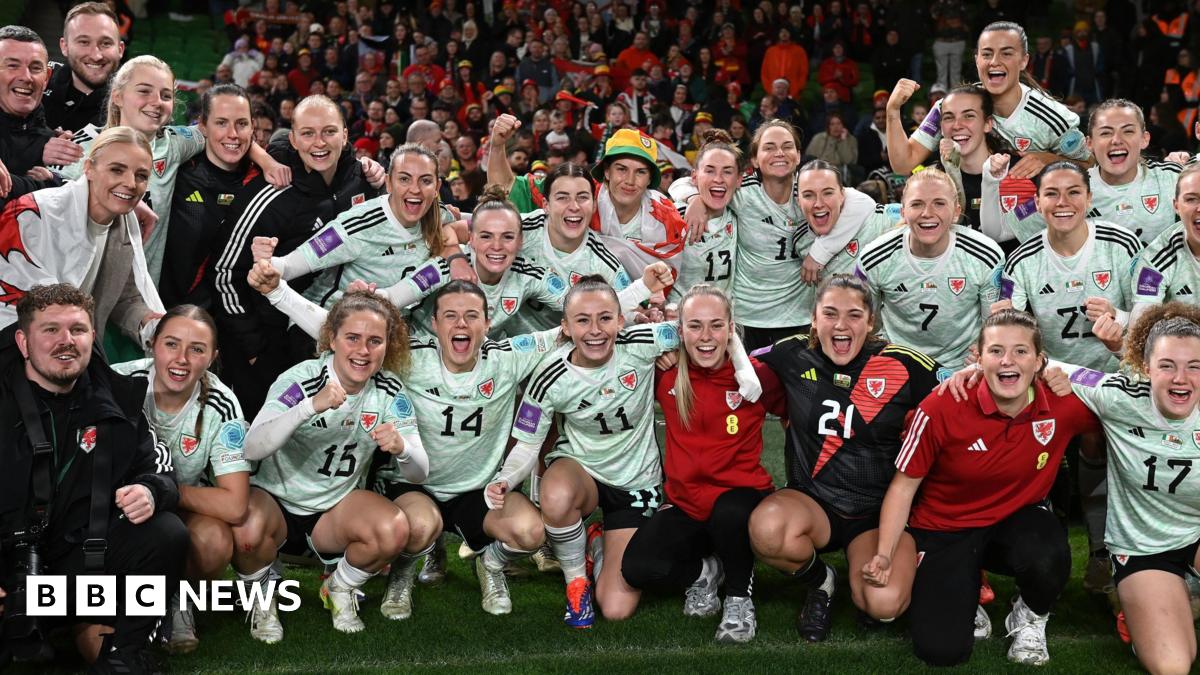 Players of Wales pose for team a photo following victory in the UEFA Women's EURO 2025.