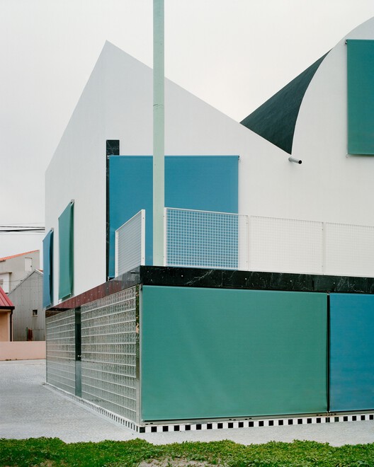House with an Inverted Roof / fala - Interior Photography, Stairs