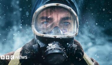 An image of Argentine actor Ricardo Darín as Juan Salvo, the protagonist of Netflix series The Eternauts. Staring straight into the camera, the actor is pictured in a snowy environment while dressed in thick winter-wear and a gas mask.