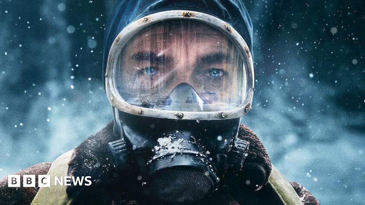 An image of Argentine actor Ricardo Darín as Juan Salvo, the protagonist of Netflix series The Eternauts. Staring straight into the camera, the actor is pictured in a snowy environment while dressed in thick winter-wear and a gas mask.