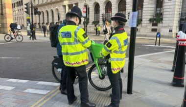 “You’re ticketing law-abiding citizens!”: Cyclist fined for “riding no-handed” as police officer claims it “contravenes Human Rights Act”