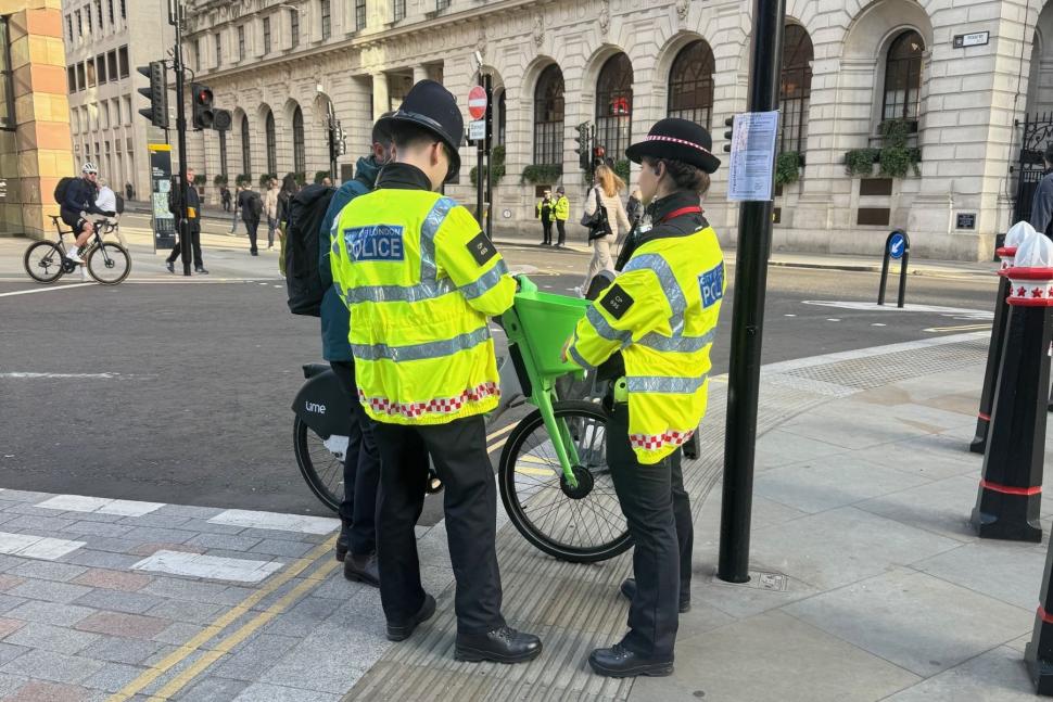 “You’re ticketing law-abiding citizens!”: Cyclist fined for “riding no-handed” as police officer claims it “contravenes Human Rights Act”