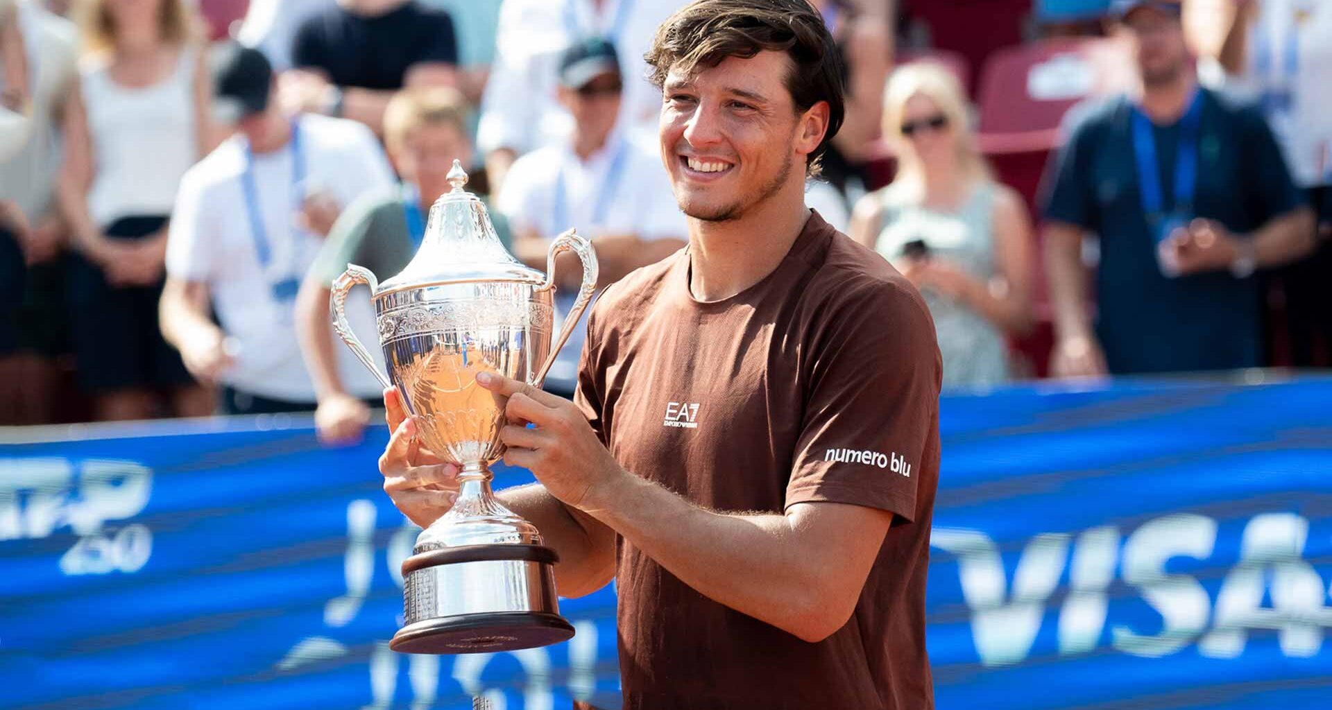 Luciano Darderi downs Jesper de Jong in Bastad final | ATP Tour