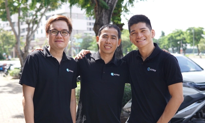 Tran Quang Duc, co-founder and CEO of AI Hay (far left), pictured with the executive team. Photo by VnExpress/Nhut Nam