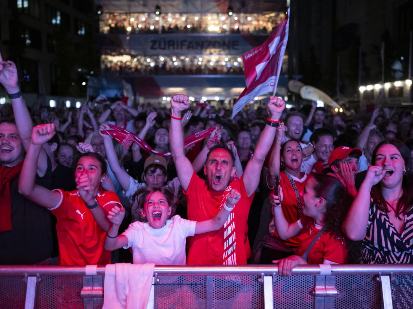 Thousands of fans celebrate Swiss national team at public viewing in Zurich