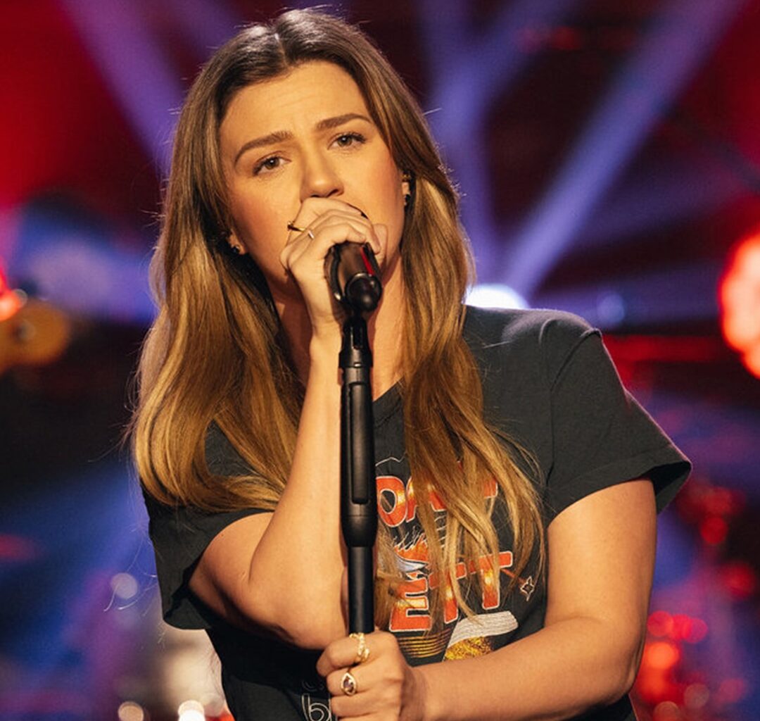 Kelly Clarkson’s Short Hair Bob on The Voice