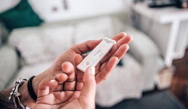 What are the symptoms of the new Stratus COVID variant?
