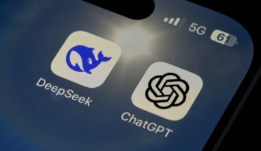 The icons for the smartphone apps DeepSeek and ChatGPT are seen on a smartphone screen on Jan. 28. [AP/YONHAP]