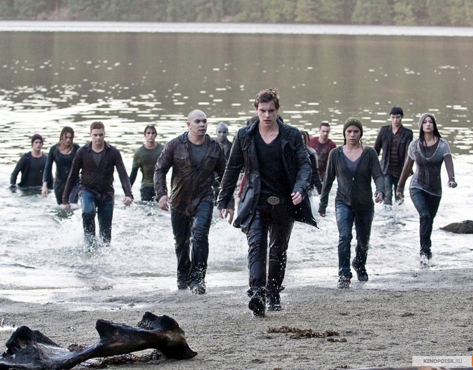 Scene from The Twilight Saga: Eclipse showing a group of vampires emerging from a lake.