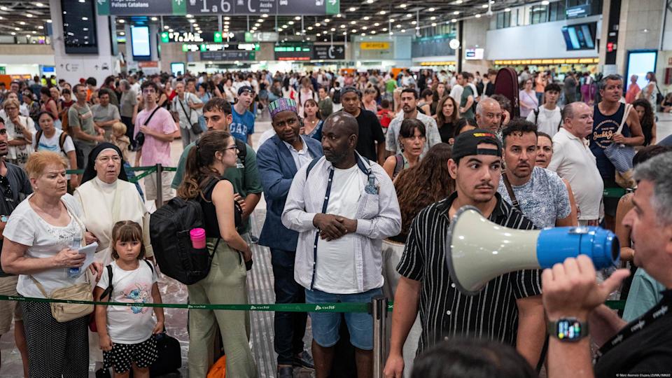 Hundreds of people were stranded for hours on Saturday before services resumed<span class="copyright">Marc Asensio Clupes/ZUMA/IMAGO</span>