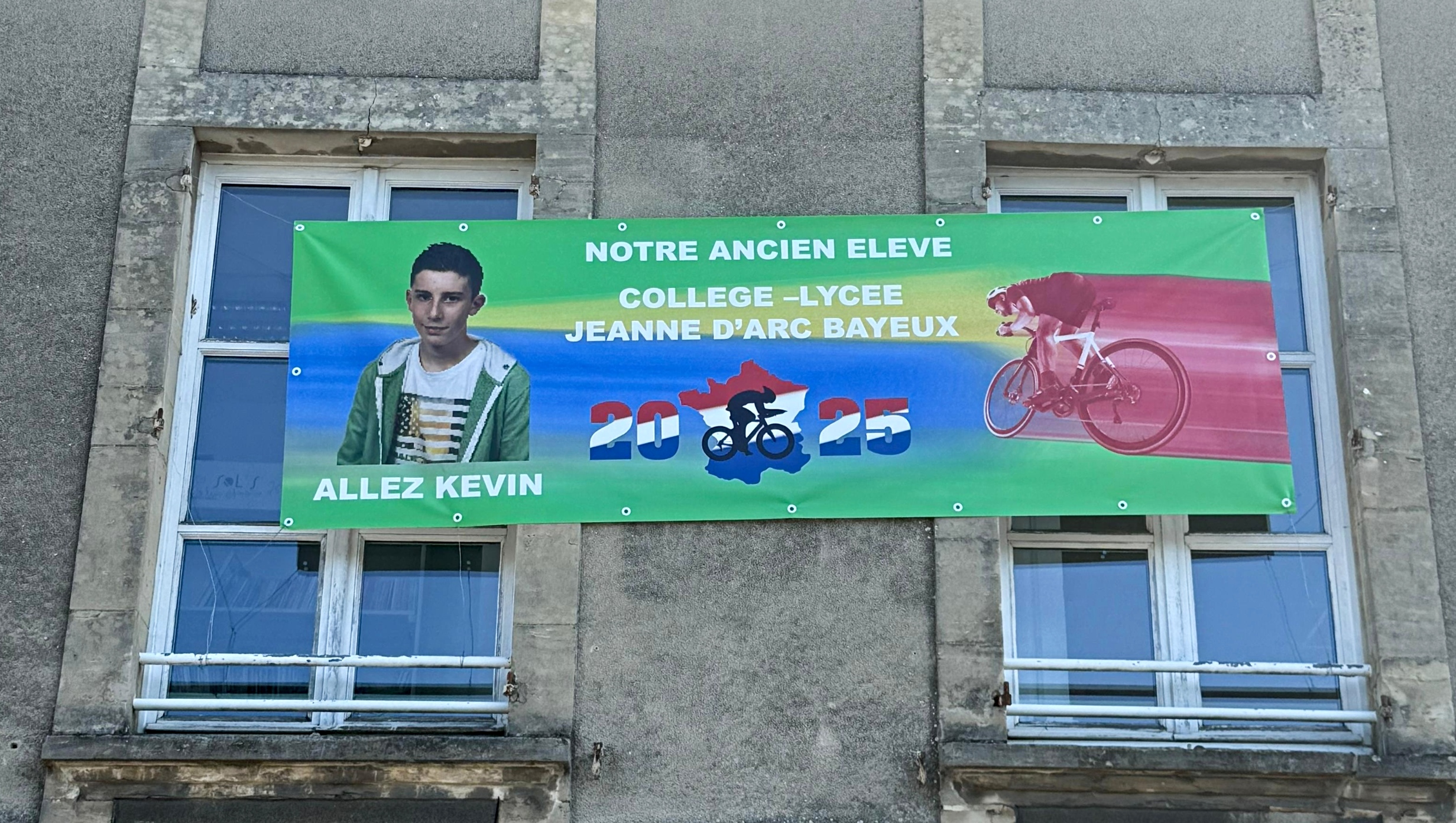 A banner of Kévin Vauquelin on his old school