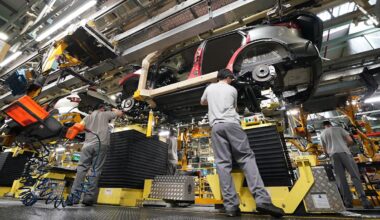 Growth slows across UK private sector as job cuts accelerate