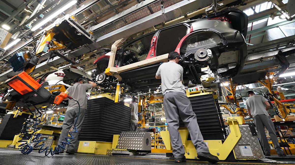Growth slows across UK private sector as job cuts accelerate