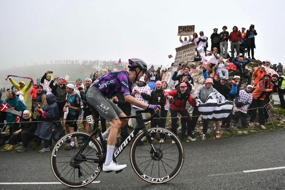 team jayco alula team's australian rider ben o'connor cycles in a breakaway cycles in the ascent of col de la loze during the 18th stage of the 112th edition of the tour de france cycling race, 171.5 km between vif and courchevel col de la loze, in the alps, southeastern france, on july 24, 2025. (photo by marco bertorello / afp)