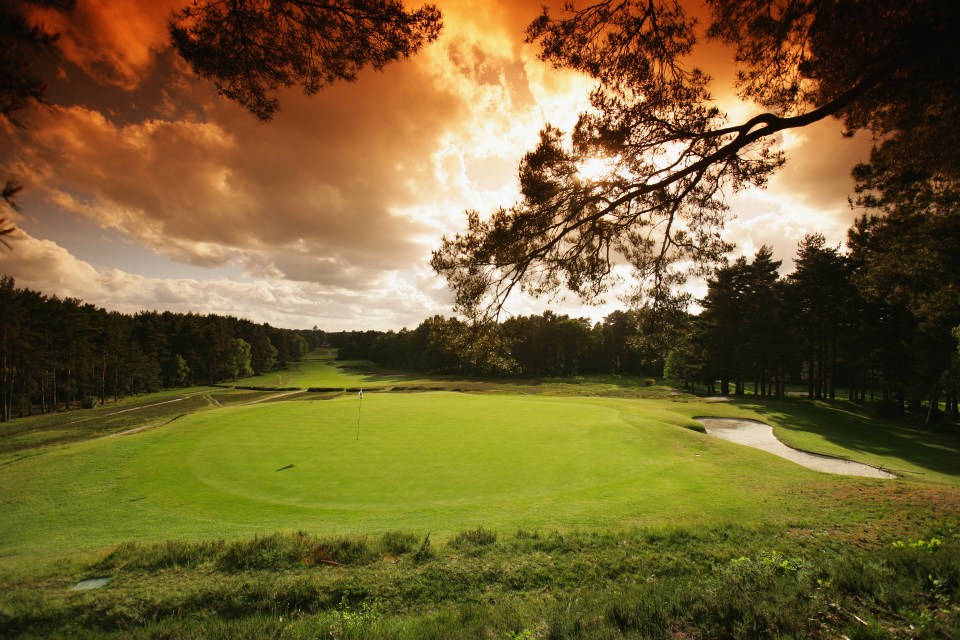 A flag stuck in a steep slope caused balls to roll off in the 4th hole on the Old Course at Sunningdale